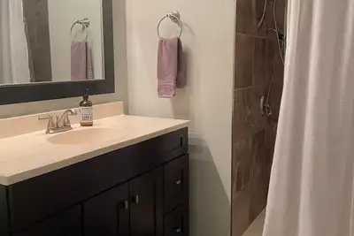 Image de Downtown 2 Bedroom Silver Salmon Apartment