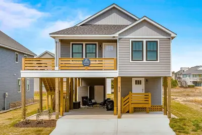 Image de New, dog-friendly home with deck & partial sound view - walk to sound
