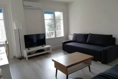 Image de 65m² avec petit balcon - proche base navale