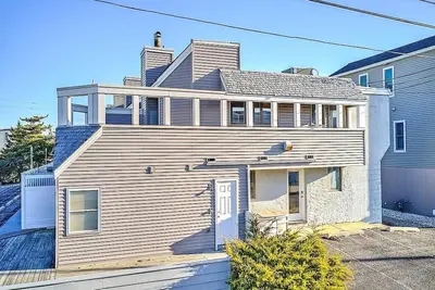 Image de Awesome home in Brighton Beach with 2 Bedrooms, Internet and WiFi