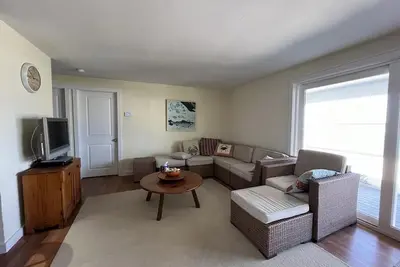 Image de Next to Spray Beach Yacht Club**Views! !