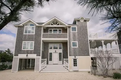 Image de Large Ocean Side Home with Beautiful Views