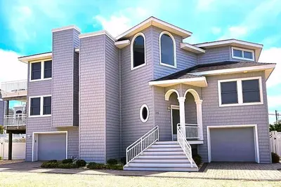 Image de Large Contemporary Ocean Block Home
