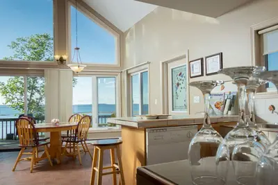 Image de Victorian ocean front cottage on the shores of the highest tides in the world.