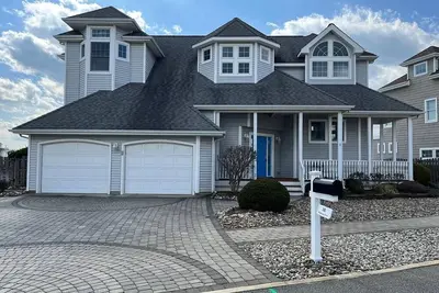 Image de Beautiful Bay Front Home!