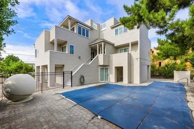 Image de 5 Bedrooms On Private Lane!