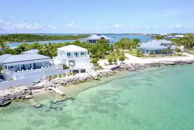 Image de Brand New direct oceanfront with protected dockage