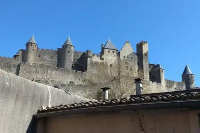 Image de T3 sous les remparts avec balcon