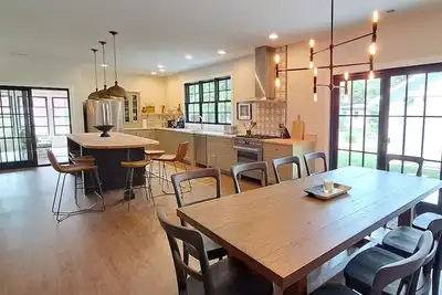 Image de 2026 Open Stunning home w/Private Association Beach 2 Screened Porches