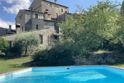 Image de Apartment facing the pool in medieval village with view of Todi