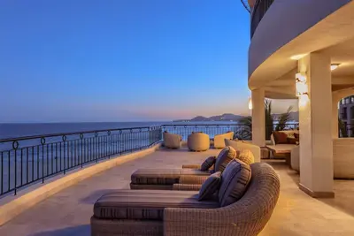 Image de Tortuga Bay 2401: Beachfront Luxury Oceanfront Condo in San Jose.