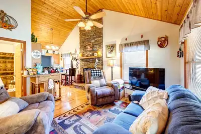 Image de Scenic Marble Cabin w/ Fire Pit!