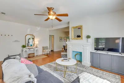 Image de 7 Mi to Dtwn Dallas: Cozy Home w/ Yard!