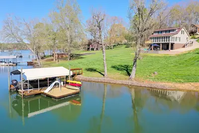Image de Pristine lake house offering watersports, gameroom favorites, and stunning view