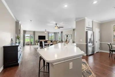 Image de 2 King Beds in this relaxing home on the greenbelt.