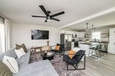 Image de The Madison, 5 Minutes to Downtown, Firepit and Deck!