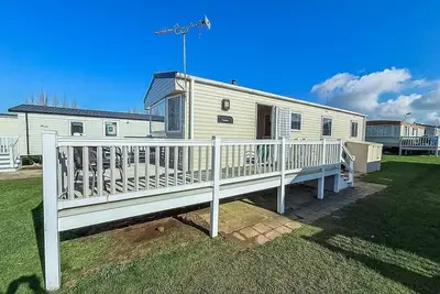 Beautiful caravan with decking at WiFi at Manor Park, Hunstanton ref 23098t