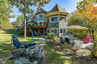 Image de 6 bed 4 bath cottage on Lake Muskoka, Private, Boathouse, Hot tub!