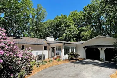 Image de Recently Renovated Home - Furniture Market, Hpu, Wake Forest, Greensboro & more!