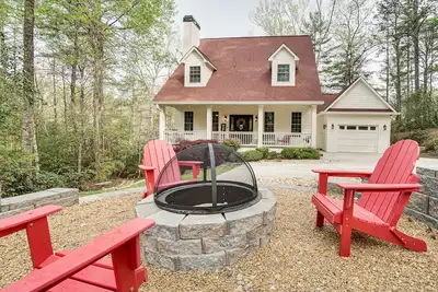 Image de Helen Retreat w/ Hot Tub, 2 Mi to Downtown!