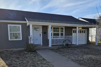 Image de Newly remodeled house conveniently located.