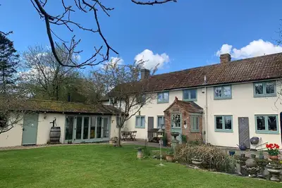 River and country views & woodburner at ‘The Nest’
