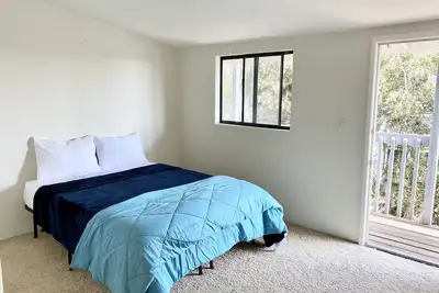 Image de Modern & Cozy Gem ~ Walk to the Beach ~ Queen Beds