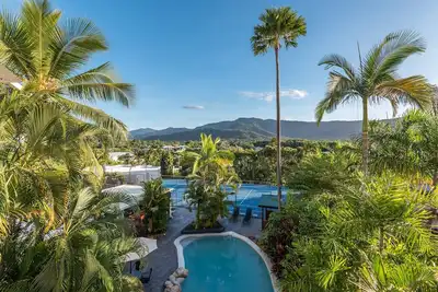 Image de Luxurious Studio with Lush Mountain Views