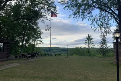 Image de Unique 3 building lodge sleeps 22 people. Heart of the National Manistee Forest.
