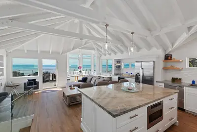 Image de Luxury Sandcastle Beachfront! Sleeps 8 - Walk Everywhere!