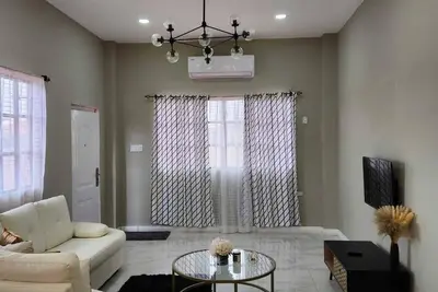 Image de Modern Comfort and Quiet Convenience - Herstelling, East Bank