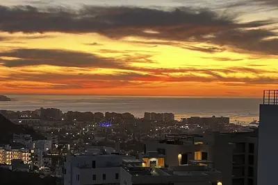 Image de Relax, Rejoice, Repeat! With Sunrises, Mt. Zeta, Sunsets, Sparkling Marina Views