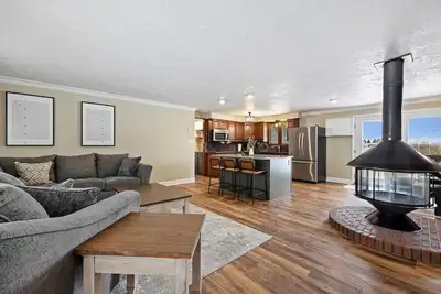 Image de Newly Renovated, Modern Sleeps 21, Newly added Ac/Heating units in each bedroom.