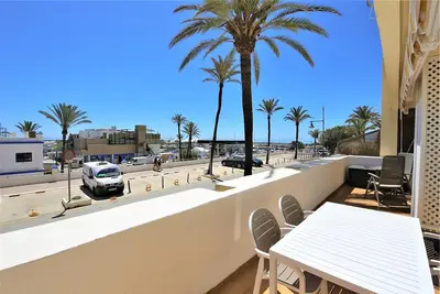 Image de Appartement moderne et spacieux, vue sur la mer, Marina en première ligne près de la plage et bars