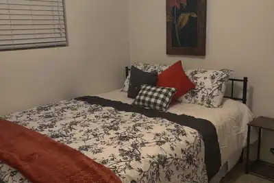 Image de Centrally located, roomy house with large front & backyard near park