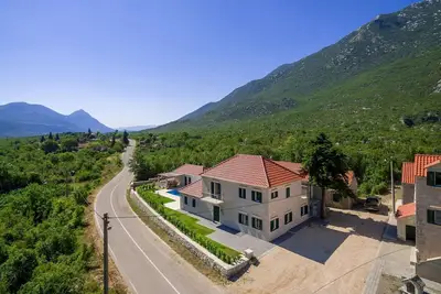 Image de Villa avec piscine et entourée de montagnes