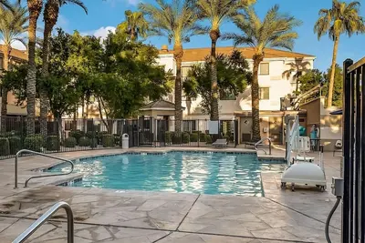 Image de A Place You'll Surely Enjoy! Pool, Pet-friendly! Near Desert Botanical Gardens