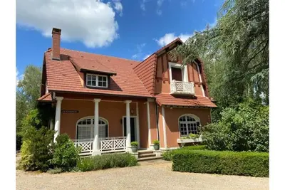 Image de Charming house with fireplaces in a huge park with outdoor games.