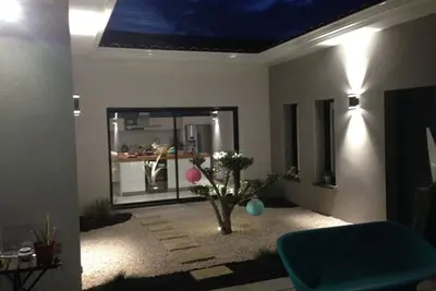 Image de villa d'architecte récente dans quartier résidentiel, 20 mns plages