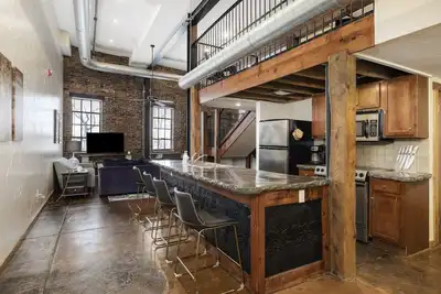 Image de Downtown Loft - minutes from bars, restaurants, stadium and more