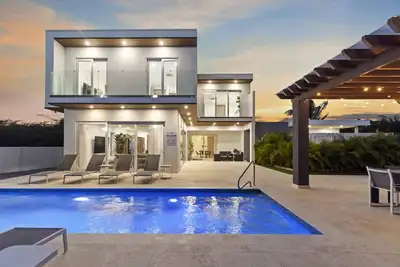 Image de New 3br 2. 5ba|Modern Oasis w/Resort Style Pool with Resort Style Pool