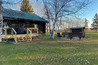 Image de Log Home! Heated Garage! In town Warroad, Mn. Close to Hockey Arenas & Fishing!