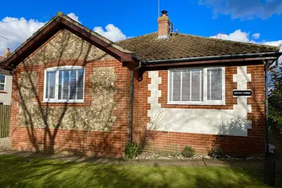 Image de Single floor living a stones throw from sand dunes and beach, pets welcome