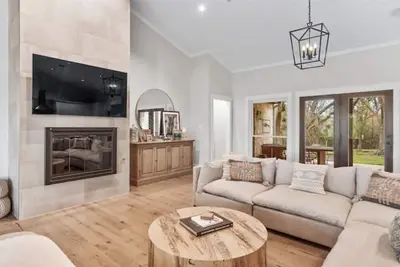 Image de Modern farmhouse retreat surrounded by nature.