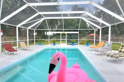 Image de 🐬🌴Winter/Spring Deals- Heated Pool- Beach/River🐬Grill Fenced🌴Theme Parks 1hr