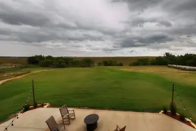 Image de Lots of Blue Sky W/ Cozy Turn-of-the-Century Barn on Working Farm & Cattle Ranch