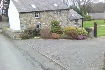 Image de Quite country cottage. In easy reach of Town and beach.