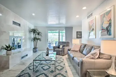 Image de Lower Foothills Light & Airy Mid-Century Charmer