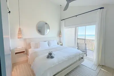 Modern Coastal Retreat: Beachfront+ Heated Pool+ Ferry Access+ Parking! !