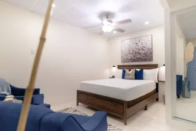 Image de The Sanctuary: Studio near Airport with fire place